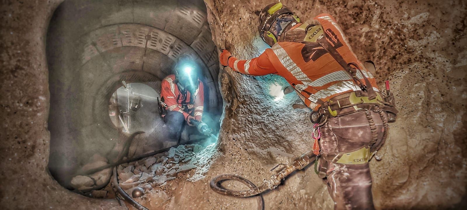 עבודה בחלל מוקף לפינוי חומר תקוע מתוך בונקרים במפעל נשר רמלה