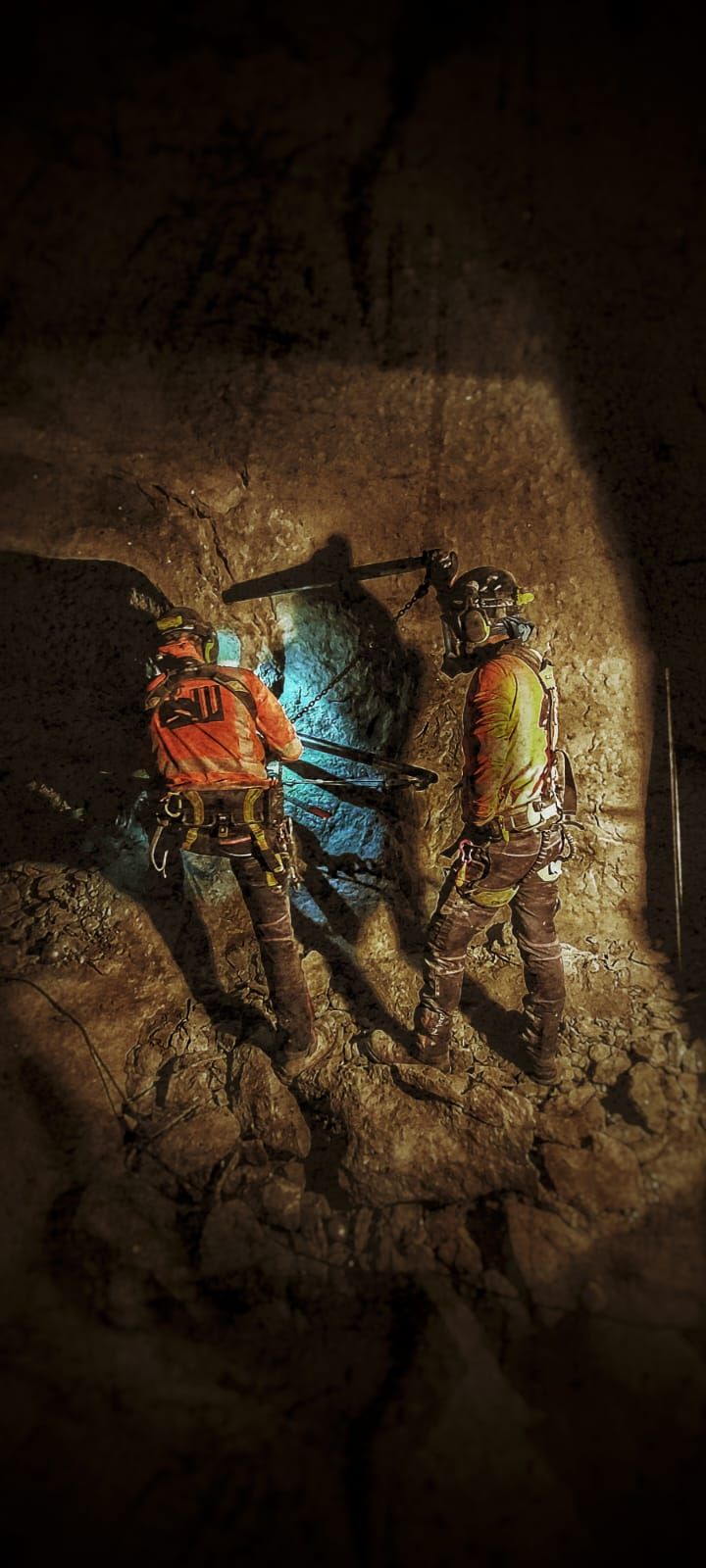 הצבת מוטות קרדוקס לצורך חילוץ ופינוי חומר תקוע במכל סילו בטון 