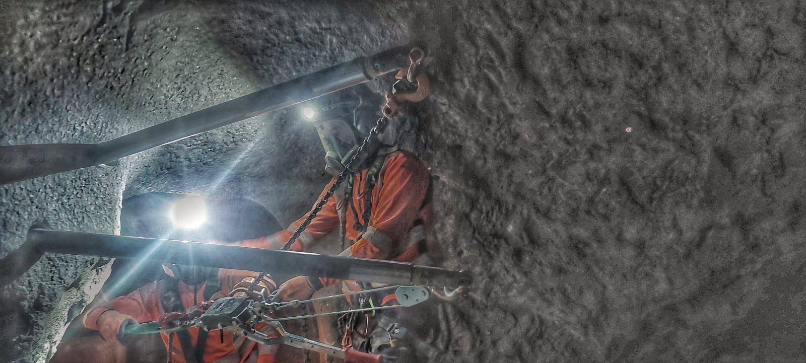 הצבת מוטות קרדוקס בסילו בטון לצורך חילוץ ופינוי חומר תקוע