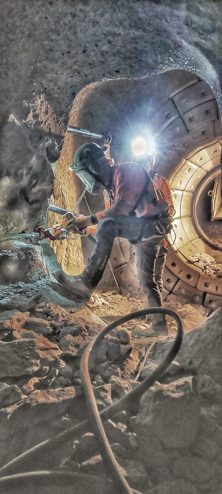 חילוץ חומר תקוע בסילו בטון