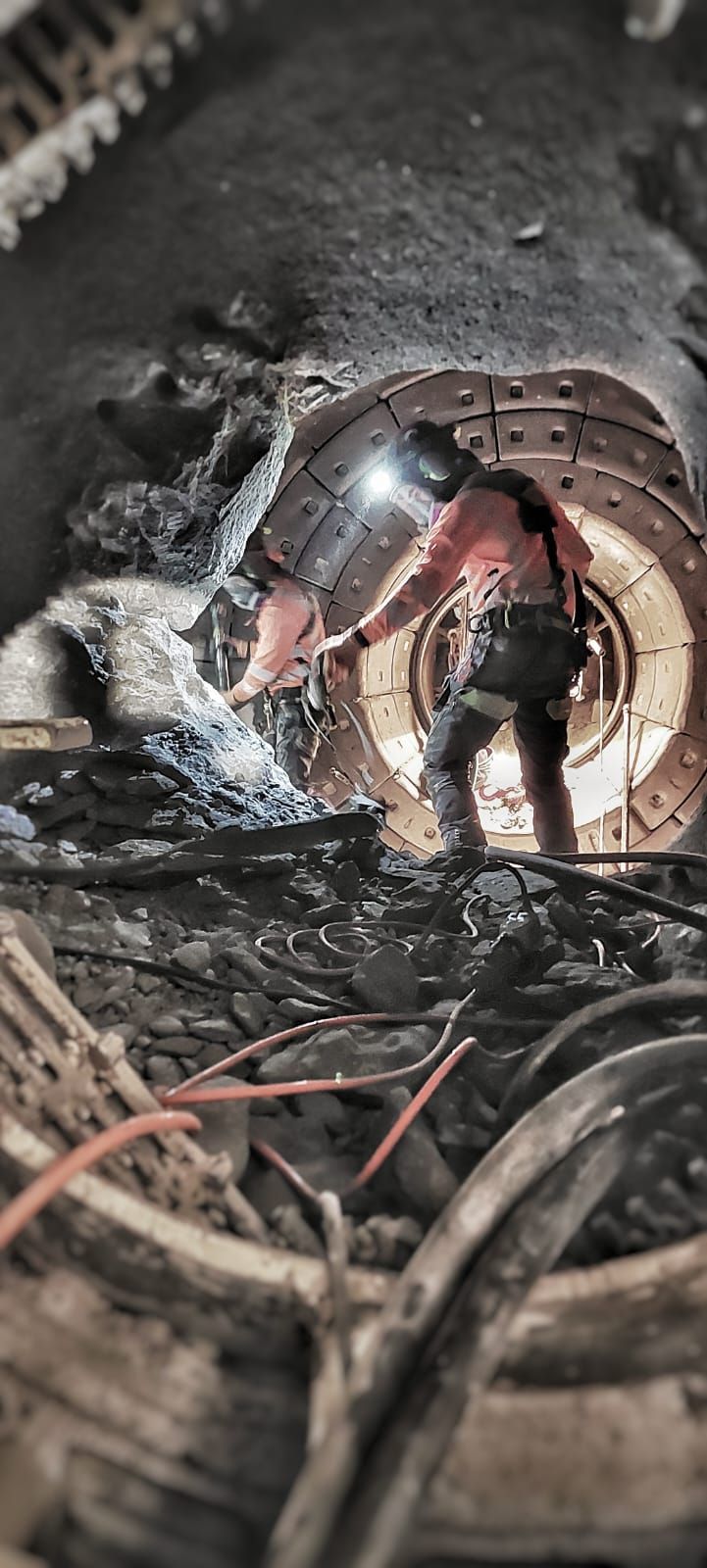 עבודות חילוץ ופינוי חומר בחלל מוקף מתוך סילו בטון 