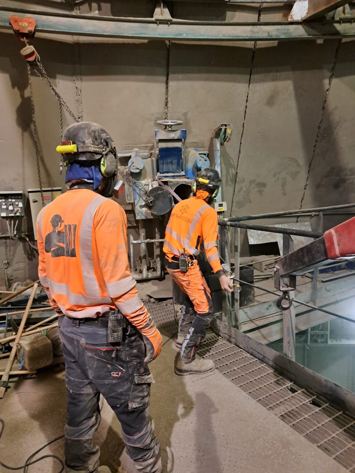 הצוות של פרש במהלך עבודה במפעל לניקוי מכלי סילו ופינוי חומר