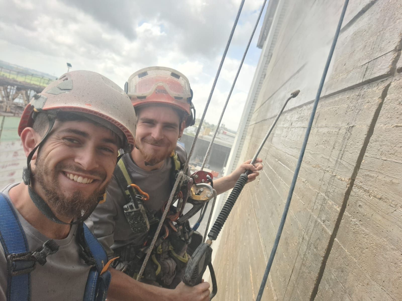 צוות הגולשים של פרש עובדים בצביעת חוץ במפעל