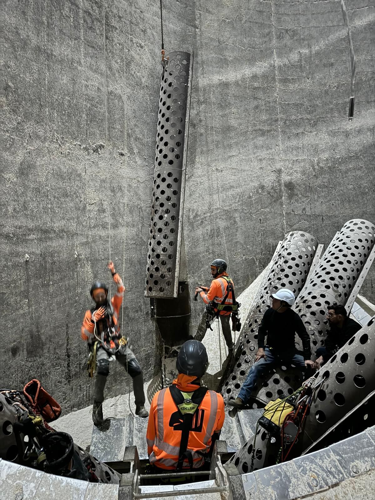 עבודות תחזוקה מורכבות בסילוסים, גלישת מעטפת וחלל מוקף . ריתוכים ועבודות גובה.