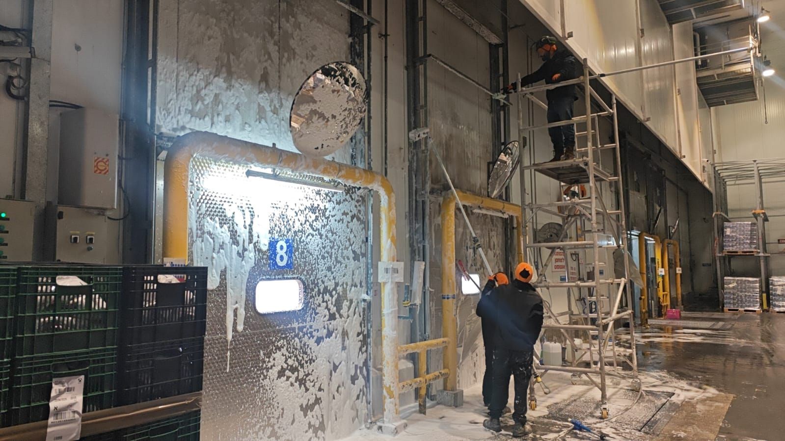 אבטוח גולשים בעבודות סנפלינג בחלל מוקף 
 במפעלים באיזור חיפה ואשדוד