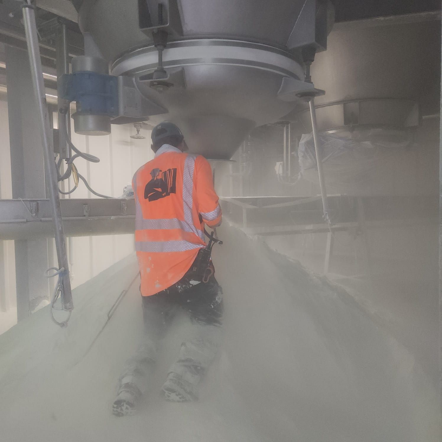 פינוי חומר מתוך מיכל סילו אבקה