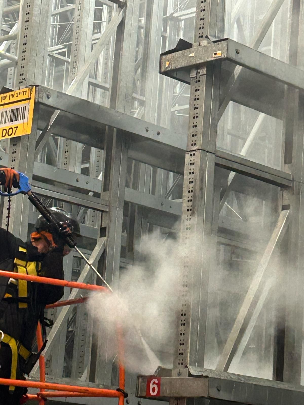 מכשור מקצועי לפינוי חומר תקוע מתוך מיכלי סילו וממגורות