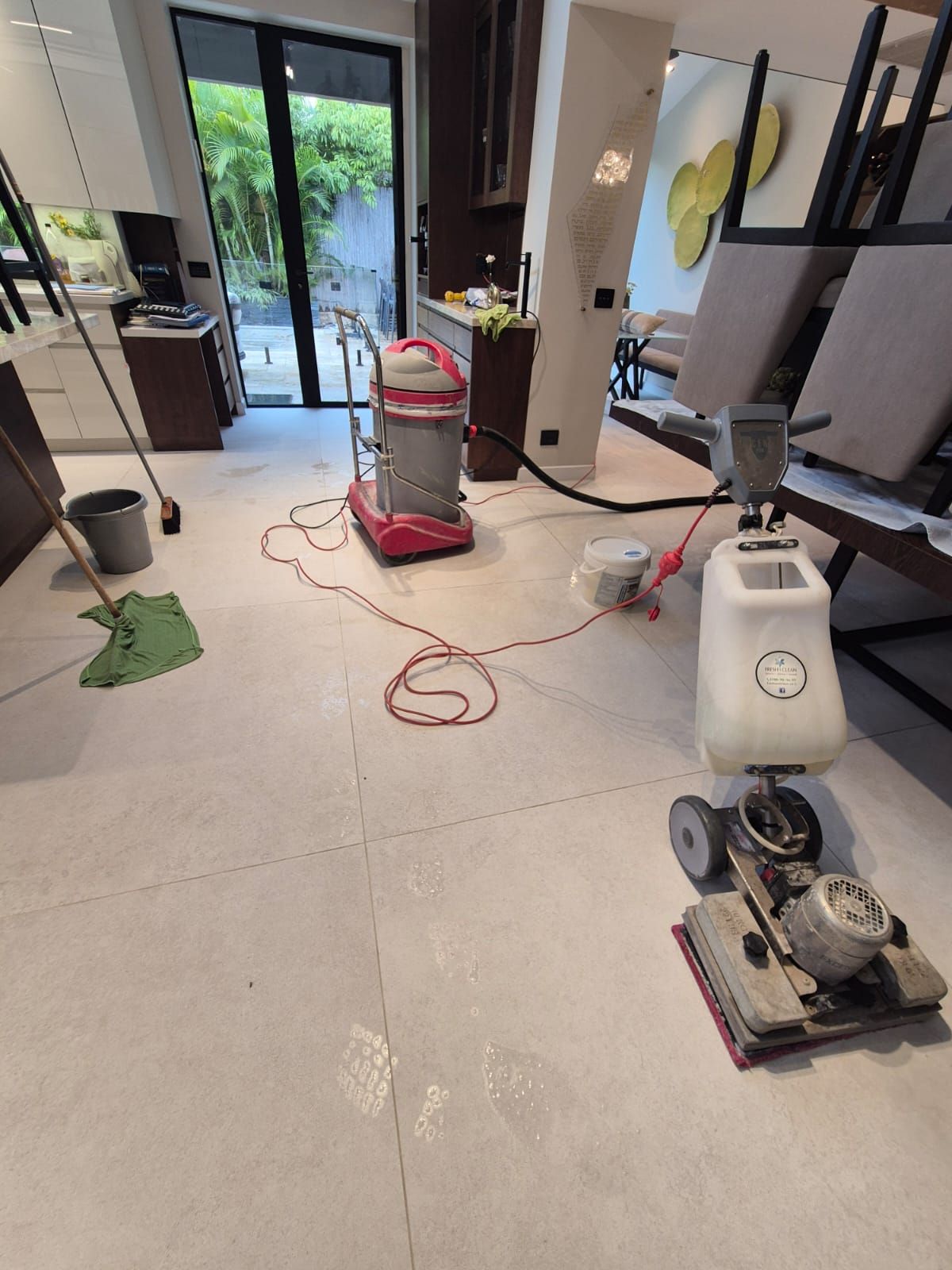 ניקיון רצפה, פוליש והברקה