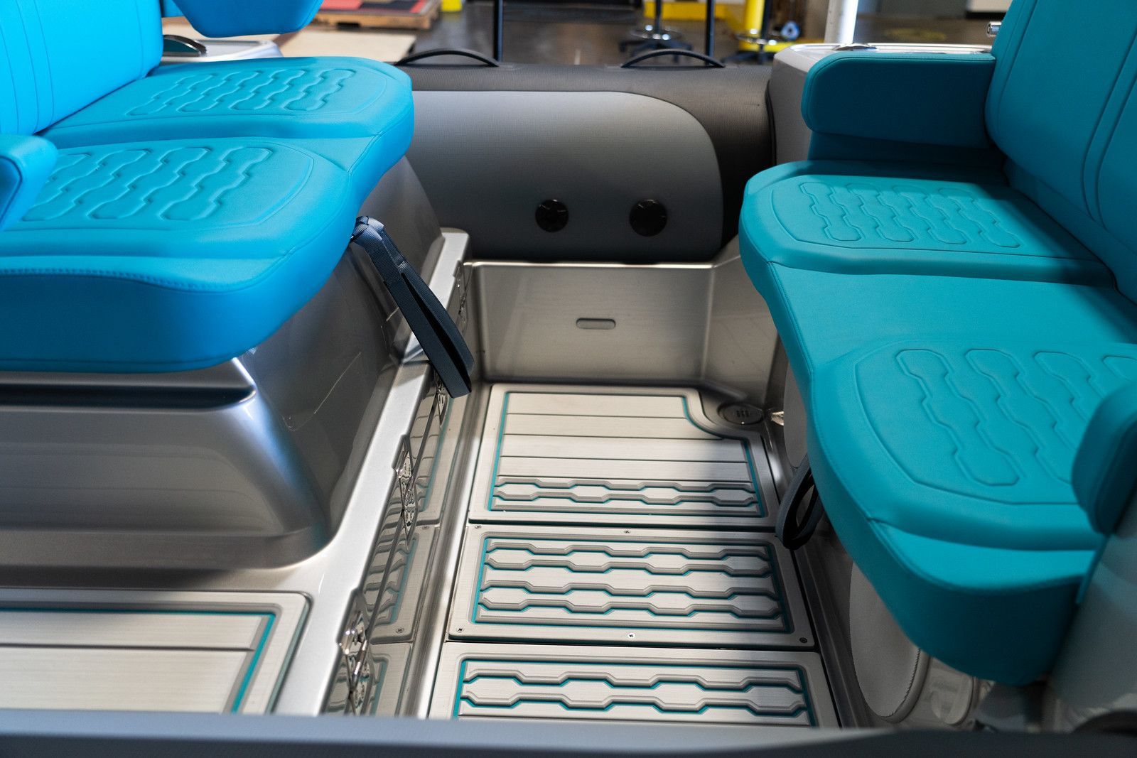 Gray geometric pattern on a wooden surface. An Instagram story interface is visible.