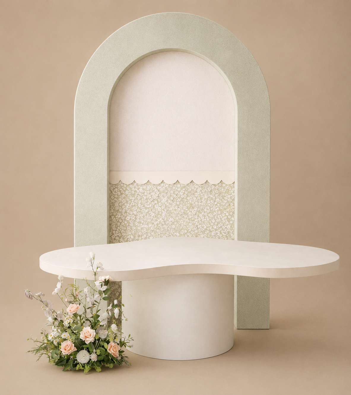 Ambiente de estúdio minimalista em tons de bege com fundo arqueado, mesa de pedestal branca e pequeno arranjo floral.
