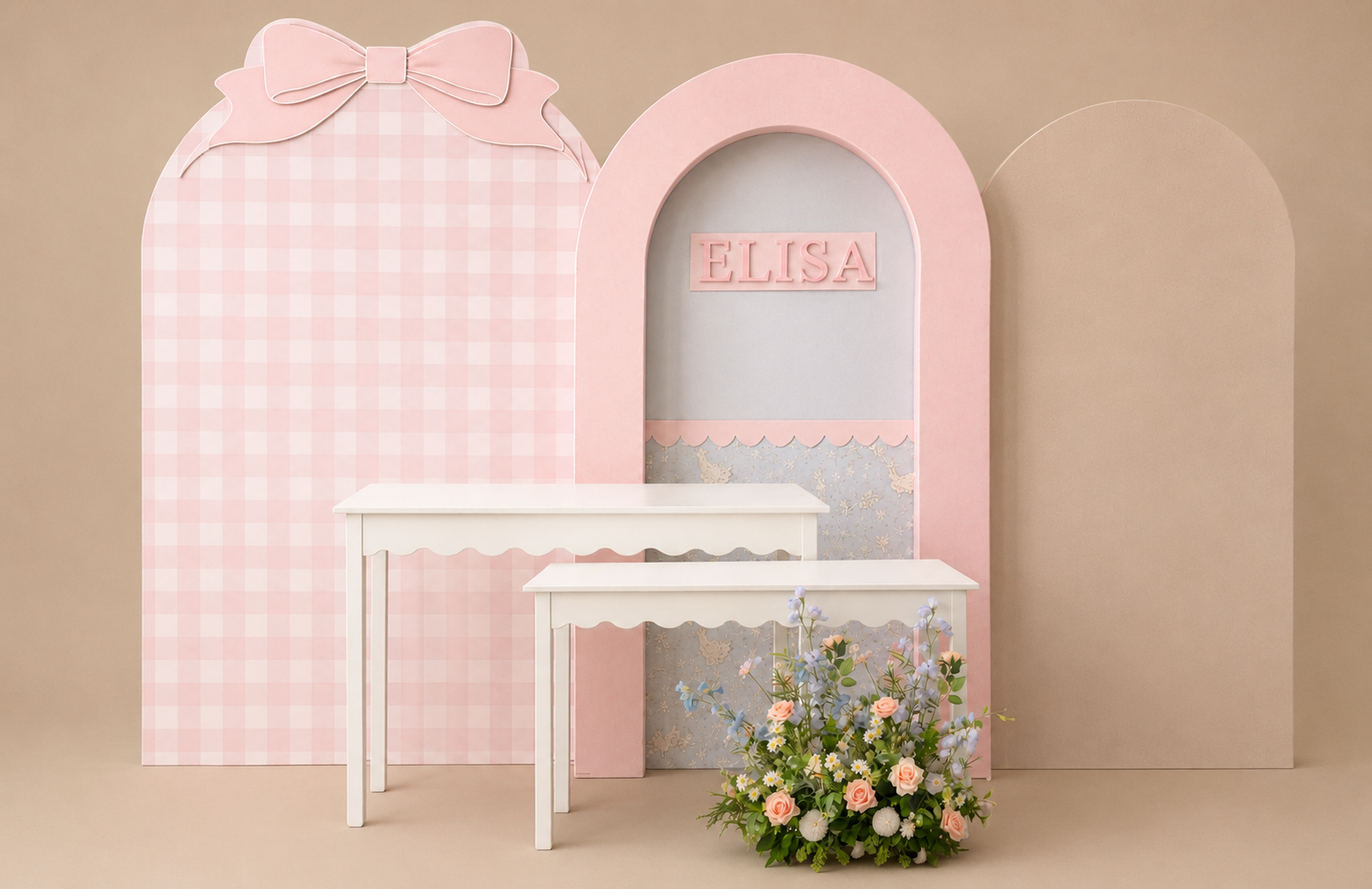 Painel de fundo xadrez rosa para festa com laços, painéis arqueados, mesa branca e arranjo de flores em tons pastel.