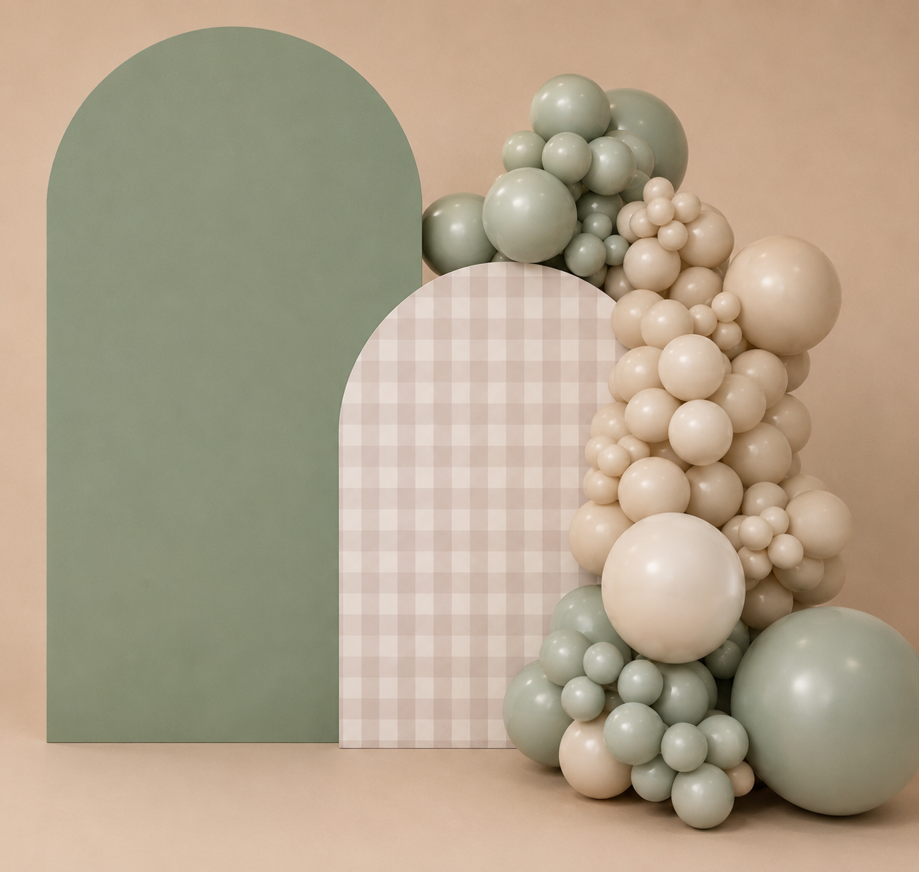 Painéis arqueados em tons de verde suave e xadrez com balões em tons pastel agrupados sobre um fundo bege.