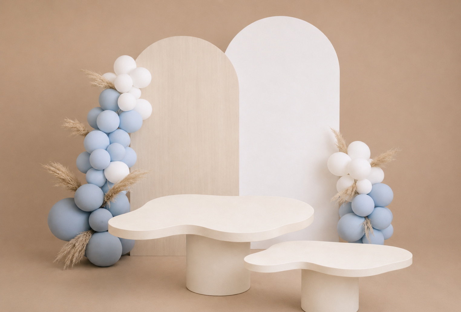 Fundo minimalista bege com arco de balões brancos e em tons pastel 