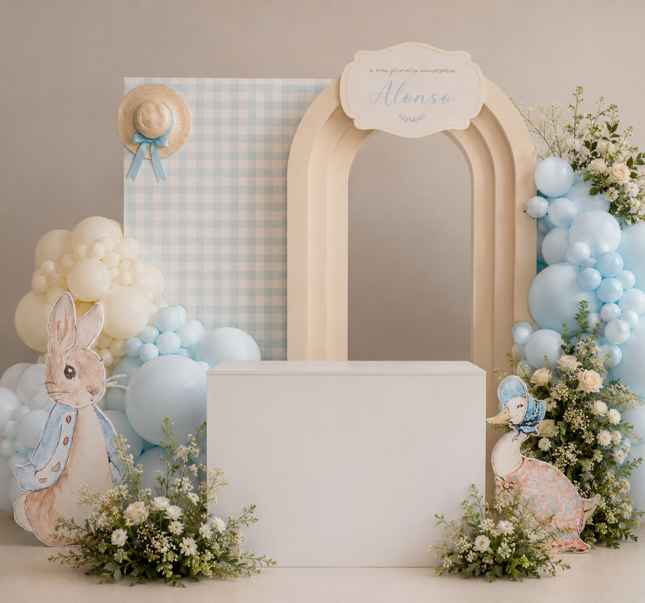 Painel de fundo para chá de bebê em tons de azul pastel e creme com arranjos florais de balões, arco e placa em branco.