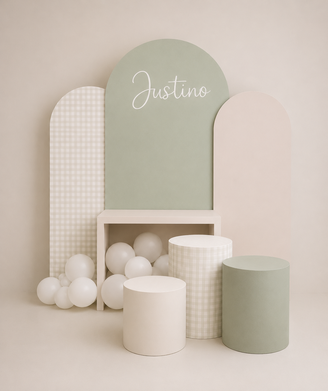 Painel de fundo com arco de balões em tons pastel, com cilindros brancos e verde-sálvia e o nome 