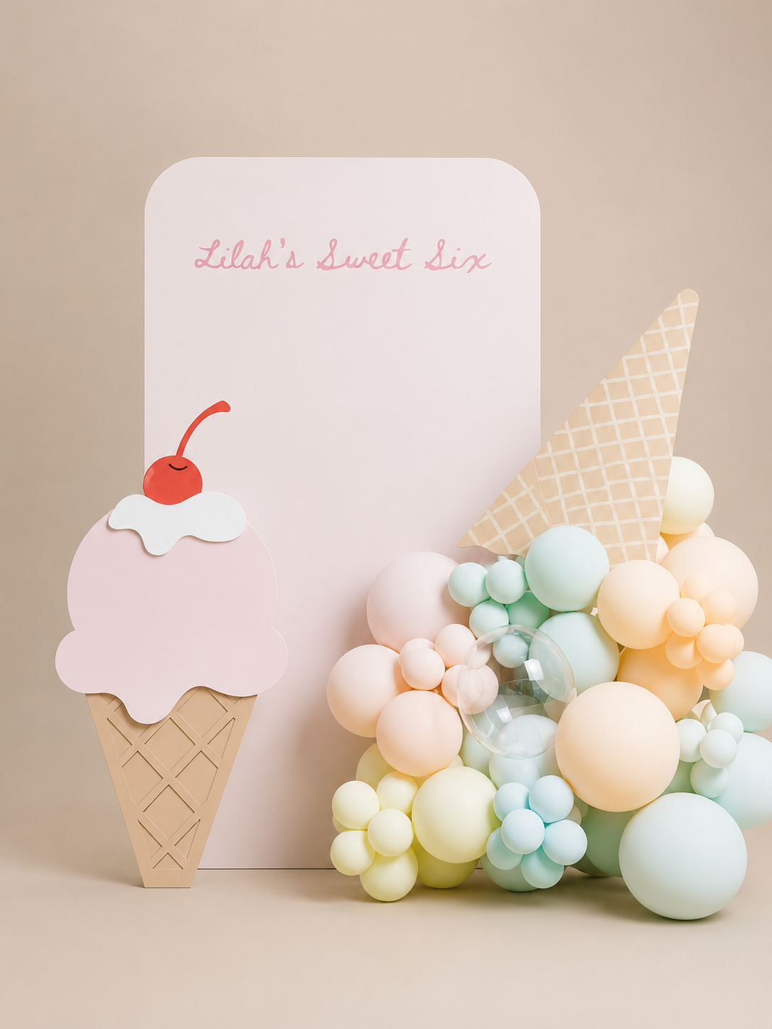 Casquinhas de sorvete em tons pastel e bolinhas que lembram doces ao lado de uma placa rosa com texto cursivo discreto.