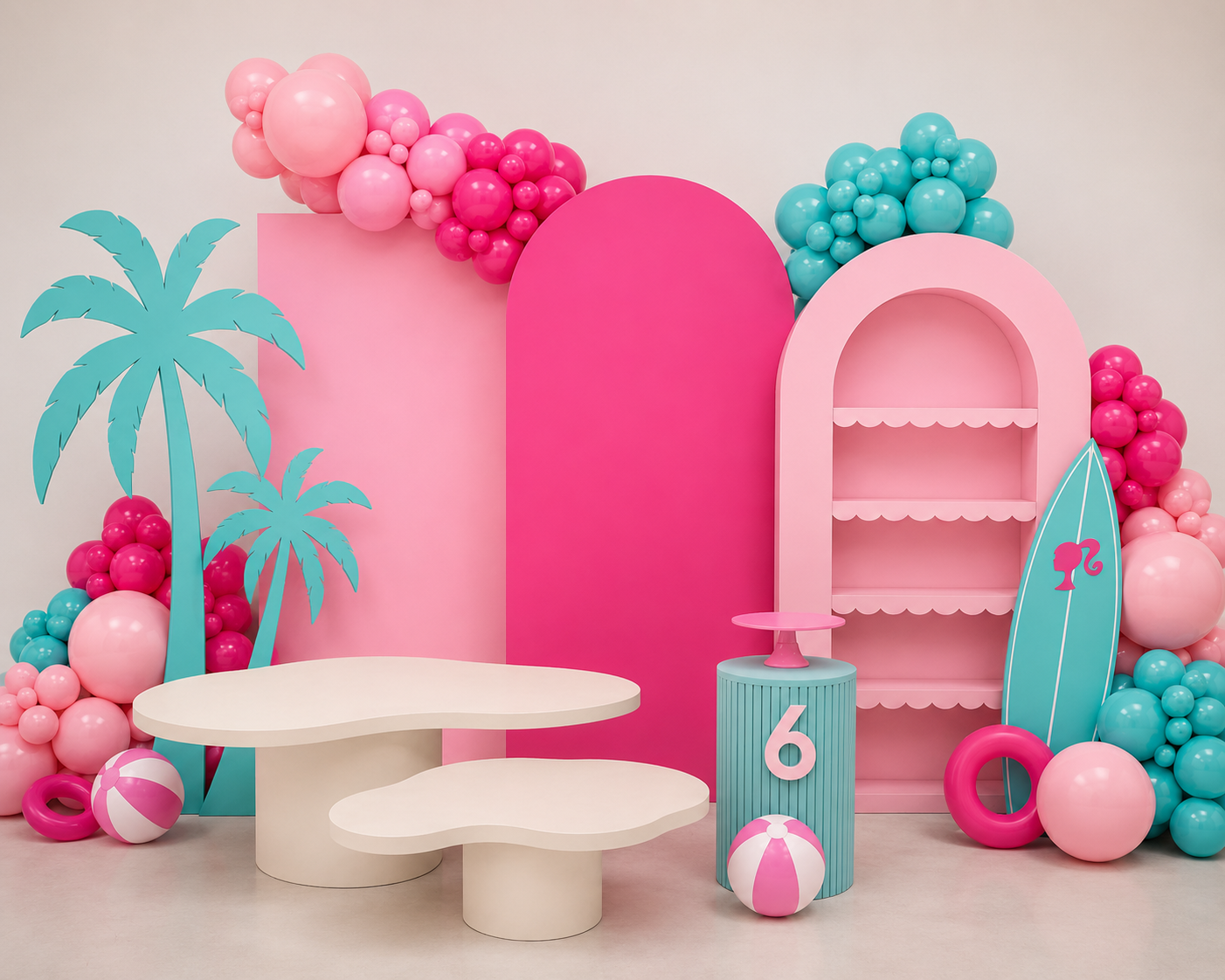 Painel de fundo rosa pastel para festa com balões, recortes de palmeiras, prateleiras, prancha de surfe e mesinhas.