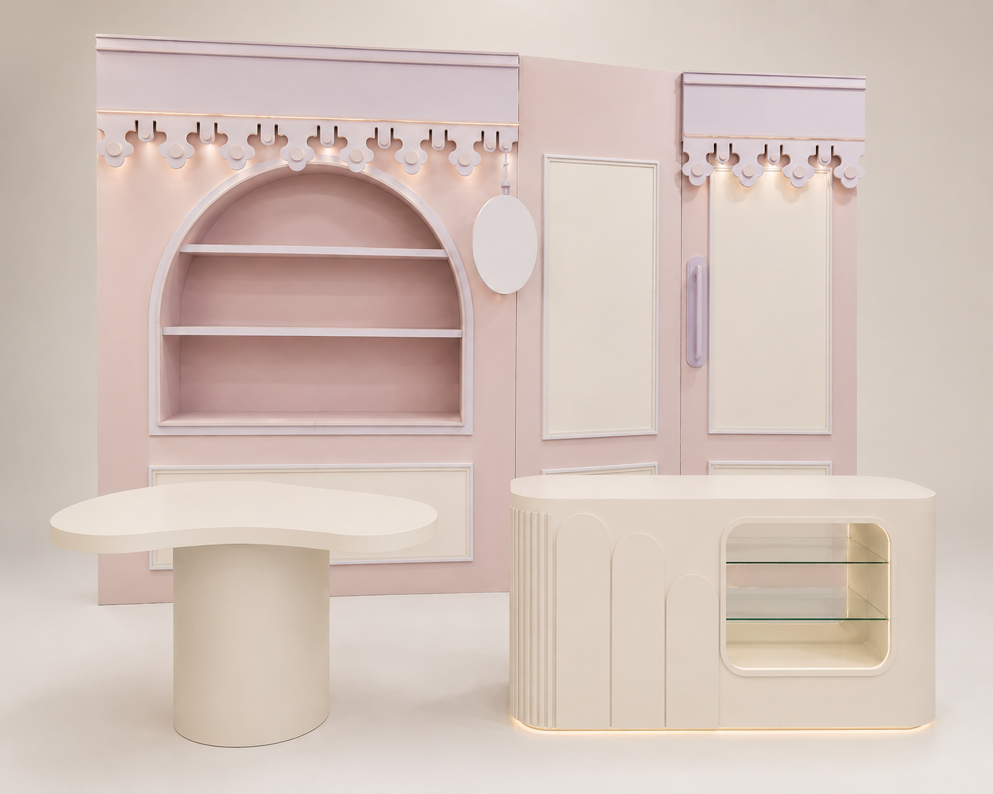 Interior de boutique em tons de rosa pastel com prateleiras arqueadas, dois balcões de exposição e detalhes em creme suave.