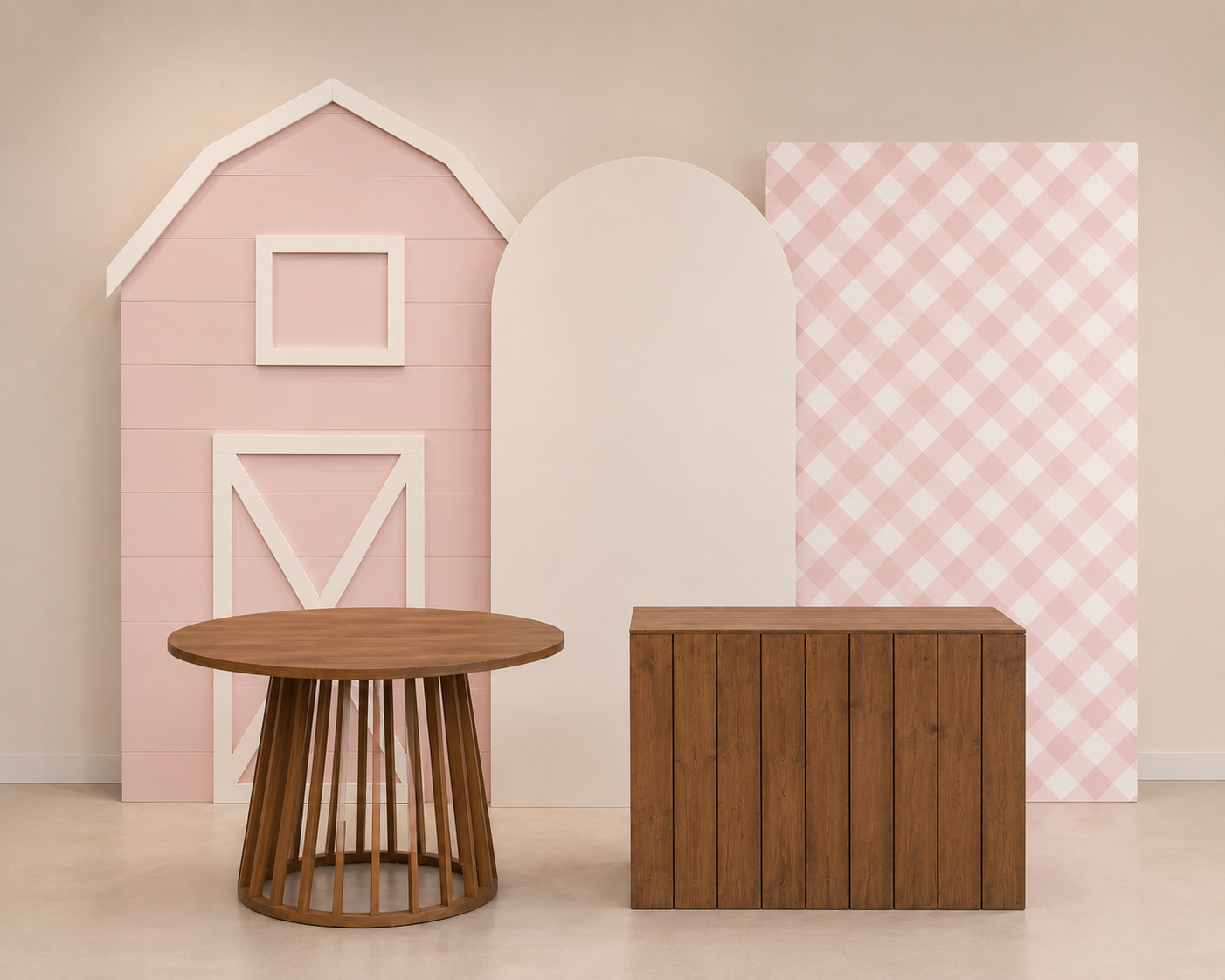 Cenário de casinha de brincar rosa com uma mesa 
