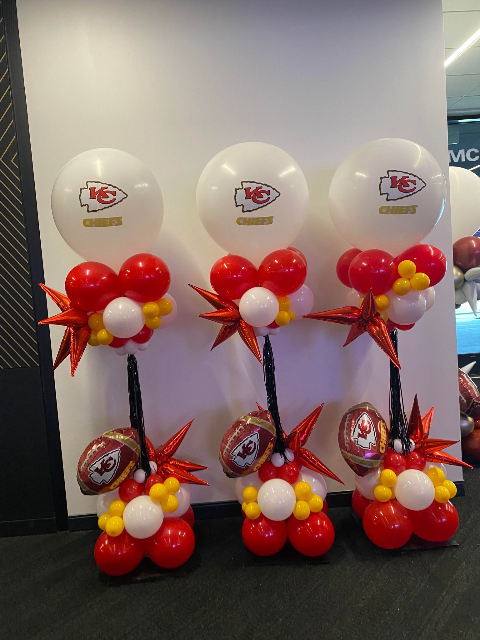 A bunch of balloons with the kansas city chiefs logo on them