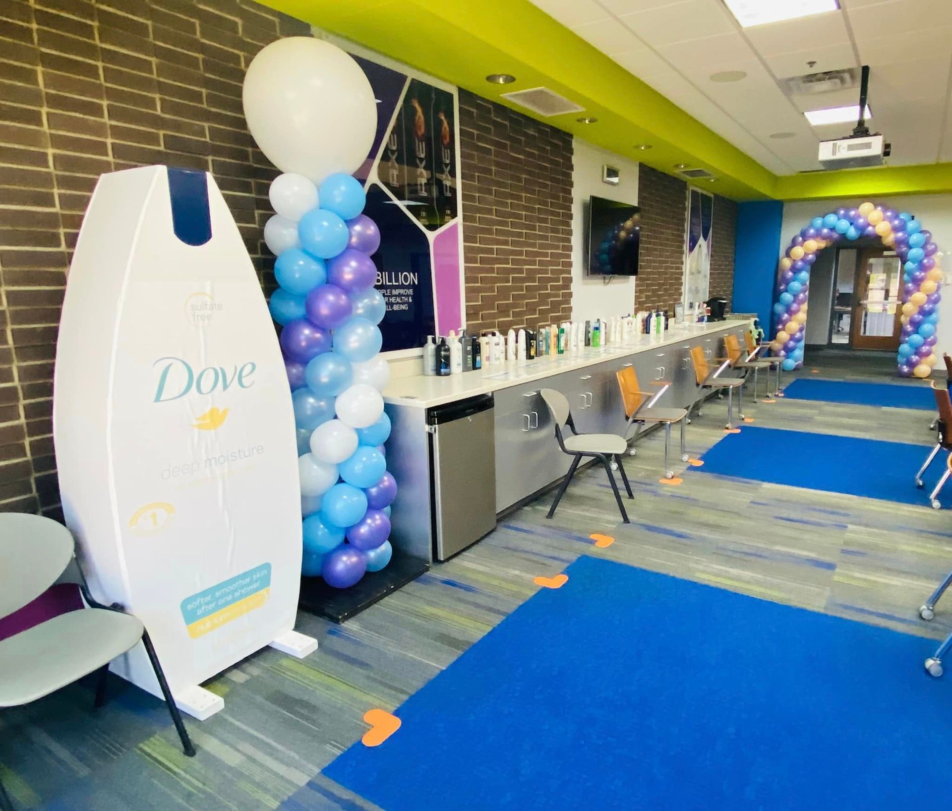 A room with balloons and a sign that says dove