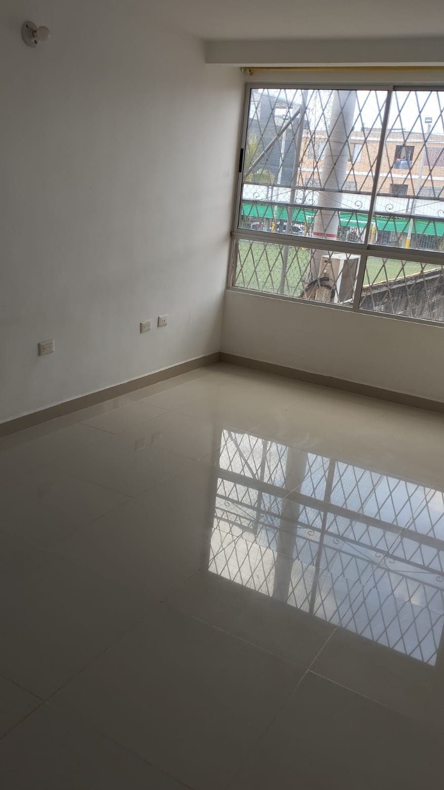 <p class="rteBlock">En Venta Apartamento unidad cerrada reservas de laureles, 2do  piso, 2 habitaciones, la principal con baño interno, closet, balcon, cocina semi integral, con gas natural, sala comedor, baño social. zona humedad y parqueadero.</p>