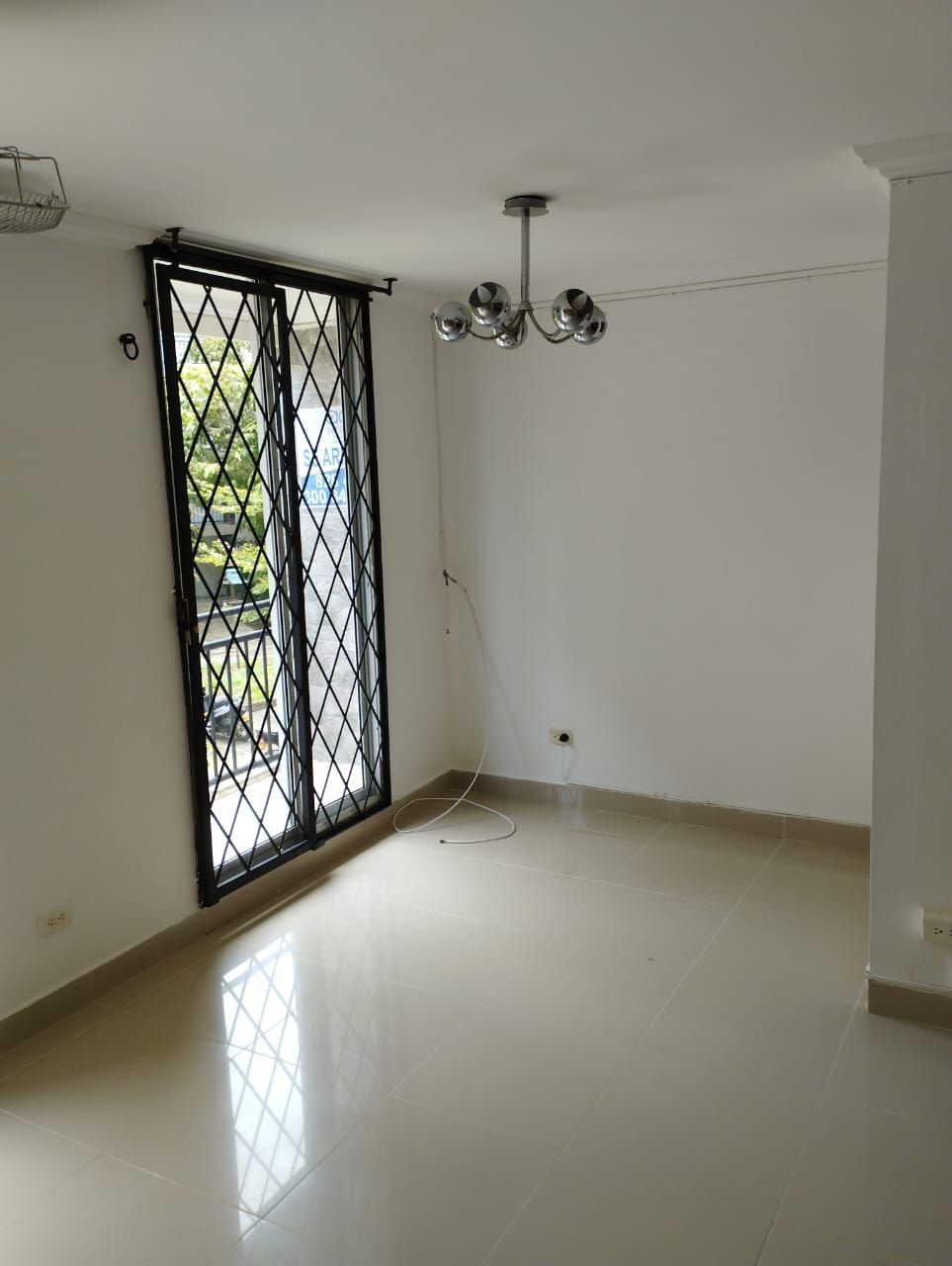 <p class="rteBlock">Casa 2do piso en unidad parque recidencial comfenalco, 3 habitación la principal con aire acondicionado, baño interno, closet, sala, comedor, balcon, cocina semi integral con gas natural, patio, baño social.</p>