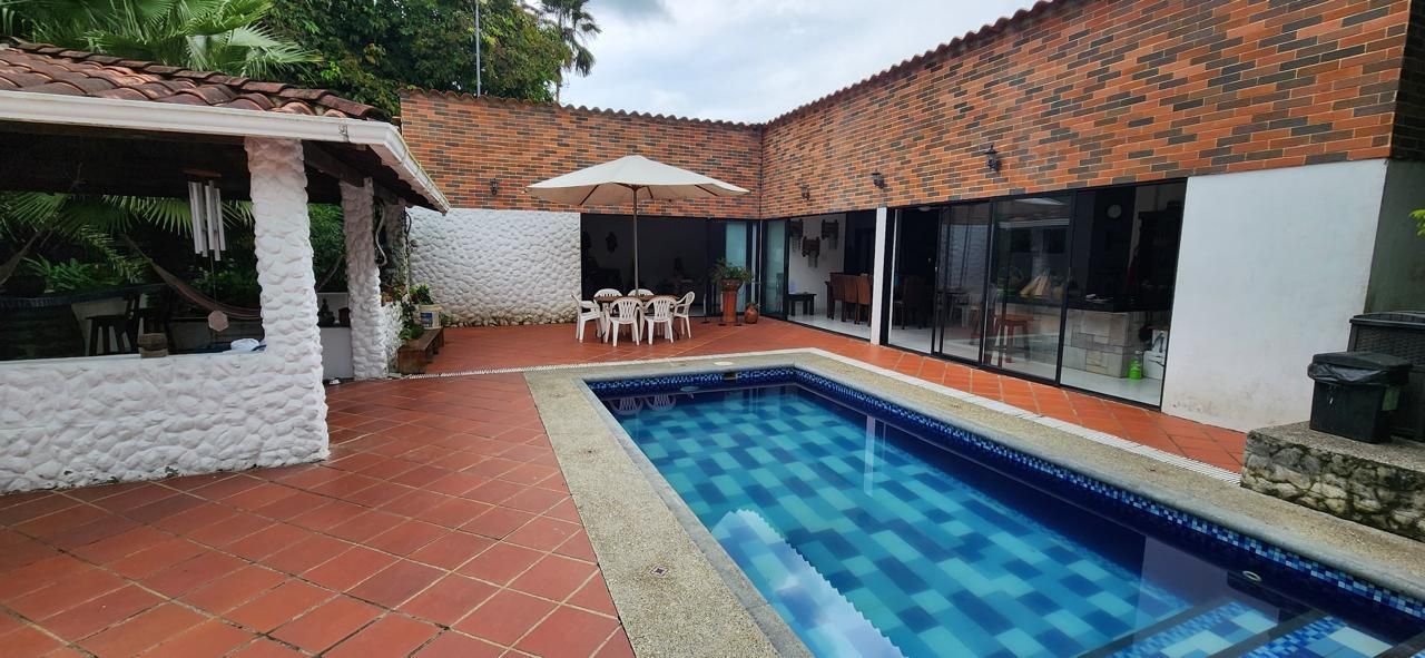 <p class="rteBlock">Casa principal:</p><p class="rteBlock">4 habitaciones, 4 baños, 2 salas, comedor, corredores amplios, cocina, piscina, kiosko con asador, sofás en mampostería, área  amplia para asoleadoras.</p><br><p class="rteBlock">Casa auxiliar pequeña:</p><p class="rteBlock">sala comedor, cocineta, dos habitaciones, 1 baño, cuarto de lavado con baño.</p><br><p class="rteBlock">2 parqueaderos cubiertos para 4 vehículos </p><br><p class="rteBlock">Cerramiento en malla de todo el lote.</p><br><p class="rteBlock">Casa de muñecas en madera.</p>