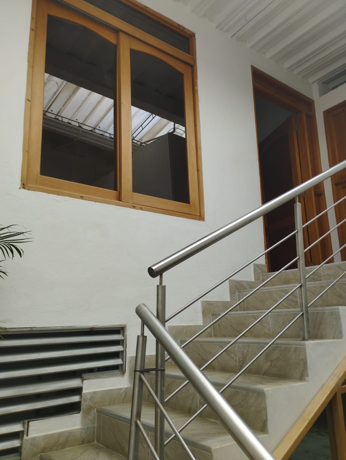 <p class="rteBlock">casa 3er piso en el barrio ortiz , 2 habitación la principal con aire acondicionado, ventilador de techo, vestier, baño interno. sala, comedor, cocina semi integral con gas natural, patio, baño social. </p>