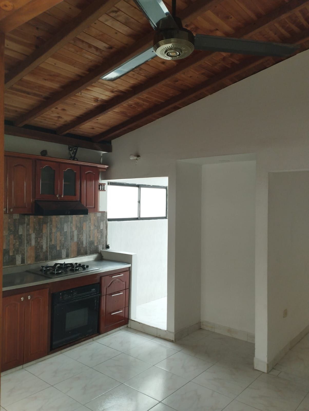 <p class="rteBlock">Casa 3er piso en el barrio ortiz , 2 habitación la principal con aire acondicionado, ventilador de techo, vestier, baño interno. sala, comedor, cocina semi integral con gas natural, patio, baño social.</p>