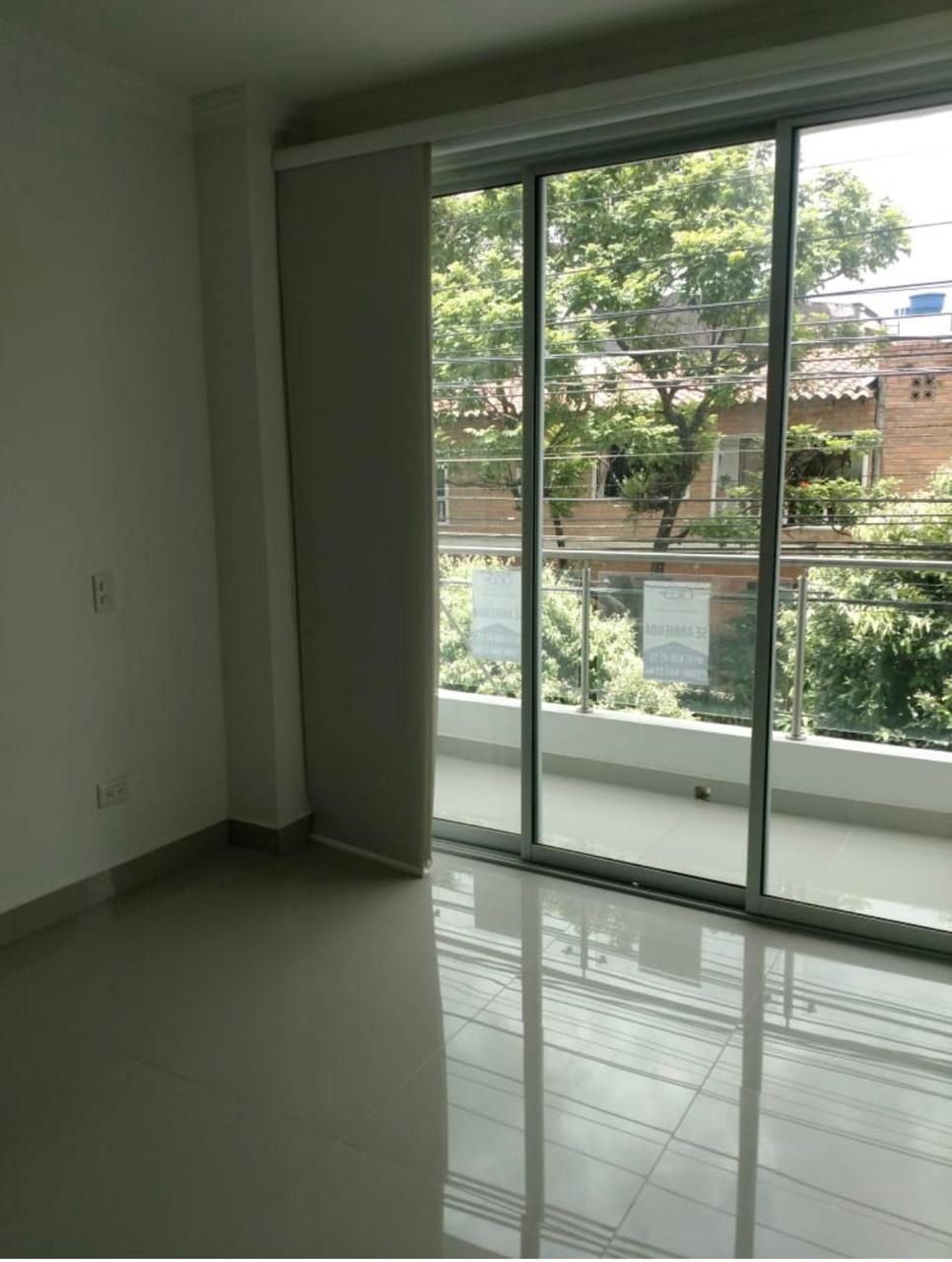 <p class="rteBlock">En venta apartamento 2do piso, ubicado en el barrio nuevo apartadó, cuenta con 2 habitaciones, cada una con closet, la principal con baño interno, sala, comedor, cocina semi integral, baño social, zona de ropa.</p>