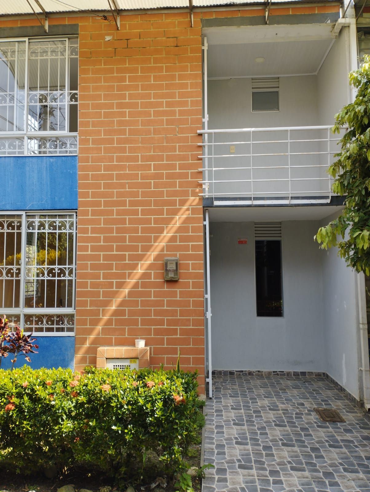 <p class="rteBlock">Se arrienda casa 2 niveles en conjunto residencial las heliconias, 1er piso consta  de sala, comedor, habitación, baño social, cocina semi integral, patio.</p><p class="rteBlock">2do piso, 3 habitaciones, la principal con baño interno y  balcon, baño social.</p>