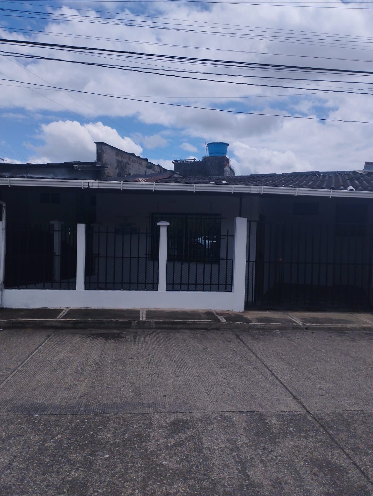 <p class="rteBlock">En arriendo Casa  primer piso, en carepa barrios los pinos, cuenta con garage cubierto, sala, comedor, baño social, cocina semi integral con gas natural, 3 habitaciones cada una con closet, patio. </p>
