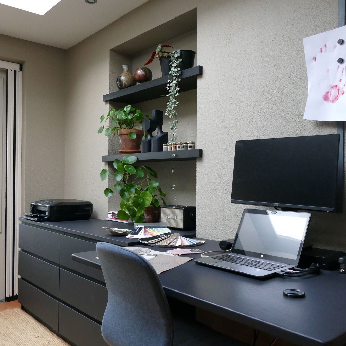 schappen met decoratieve objecten, donkere elementen Bureau kantoor Maasbree