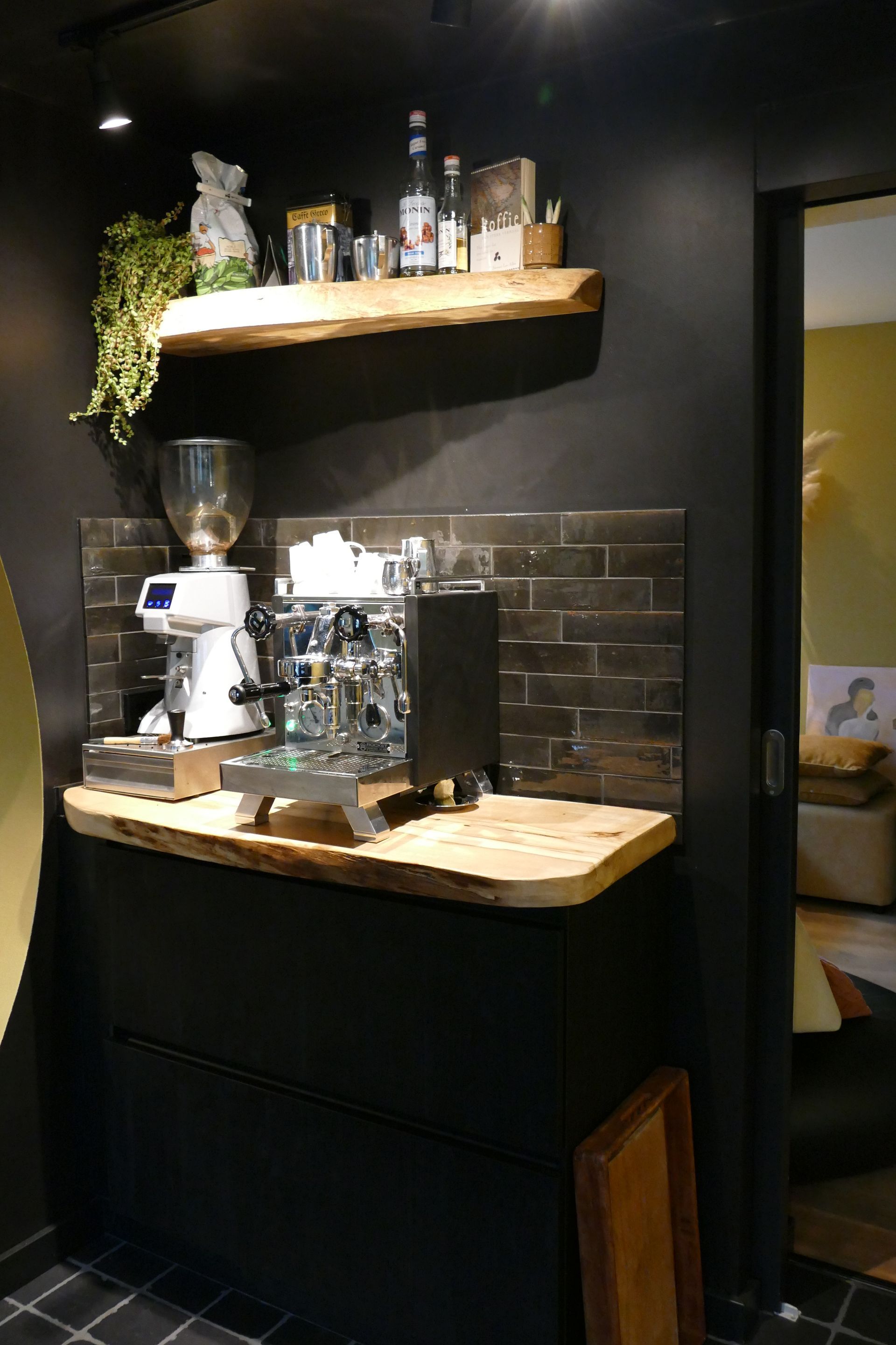 De koffiehoek kreeg dezelfde sfeer.
