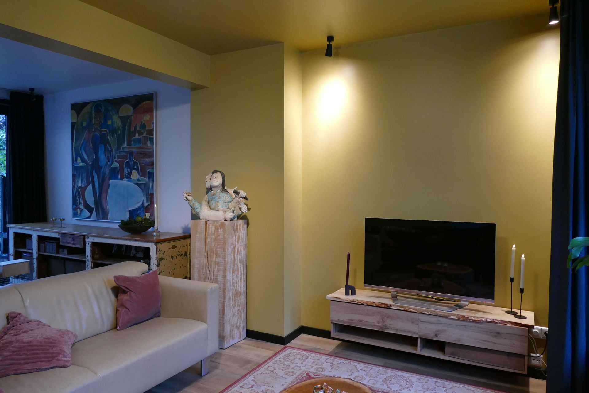 Kleuradvies in Horst, wonen met lef. doorkijken, Tv kamer met beeld van Sjer Jacobs
