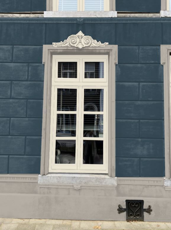 Een hoog, crèmekleurig raam met meerdere ruiten en een sierlijke decoratieve bekroning op een donkerblauwe stenen muur boven een lichtgrijze plint.