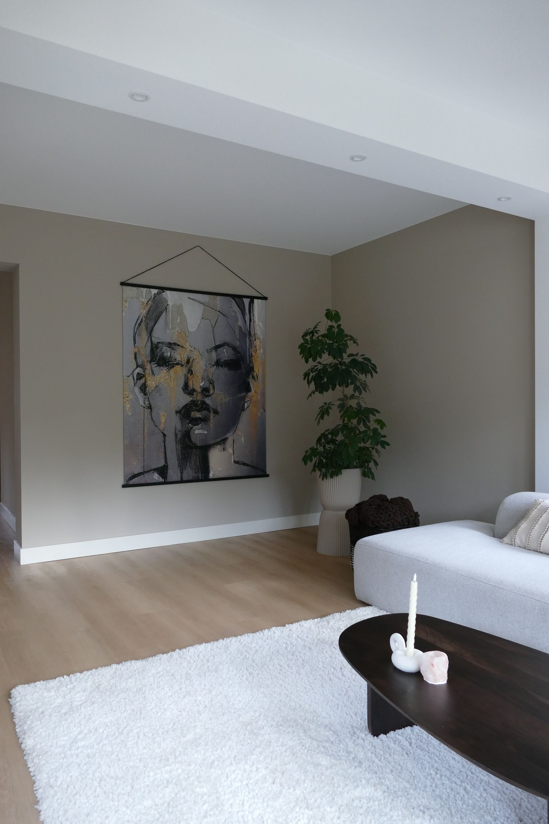 woonkamer met een groot kunstwerk
