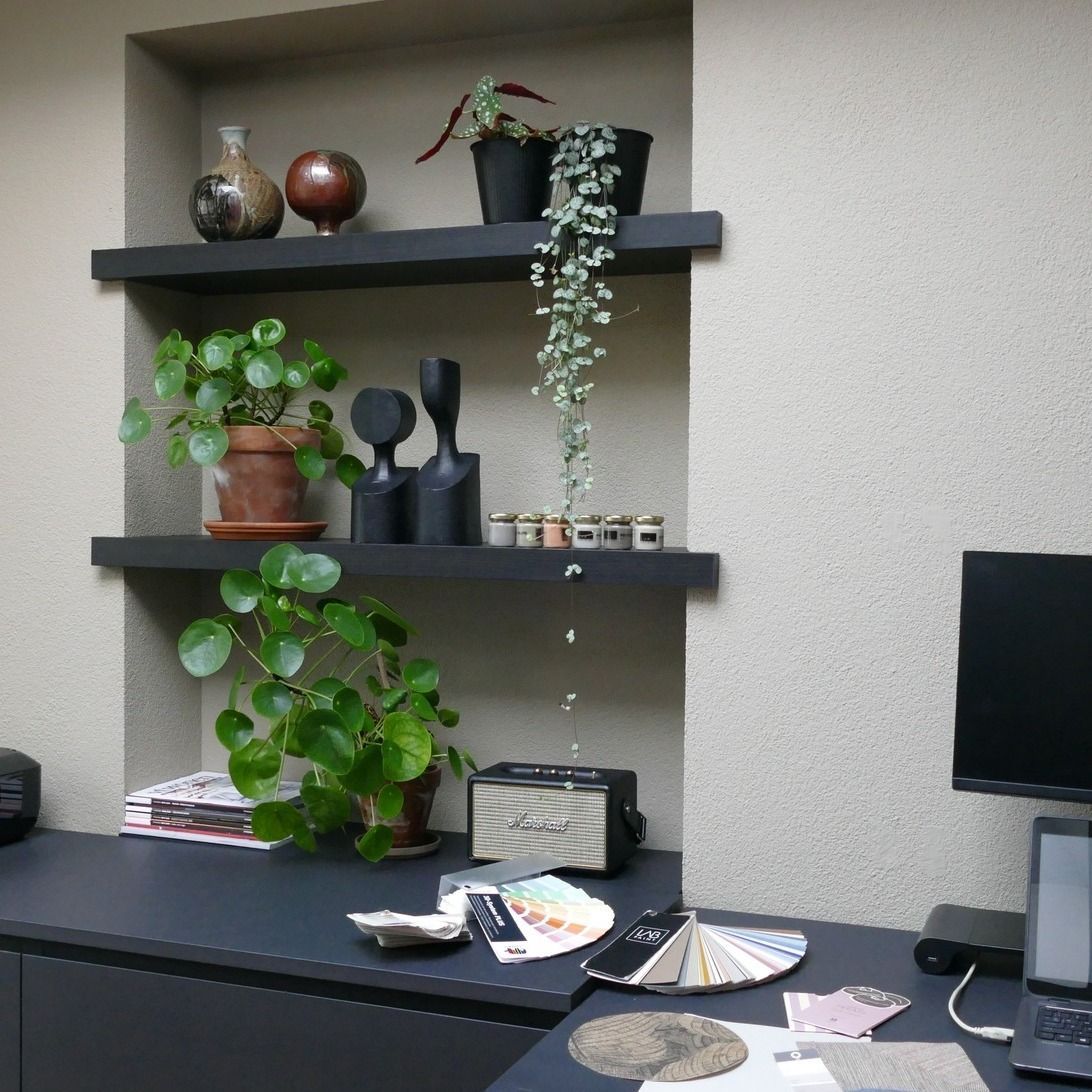 schappen met decoratieve objecten, donkere elementen Bureau kantoor