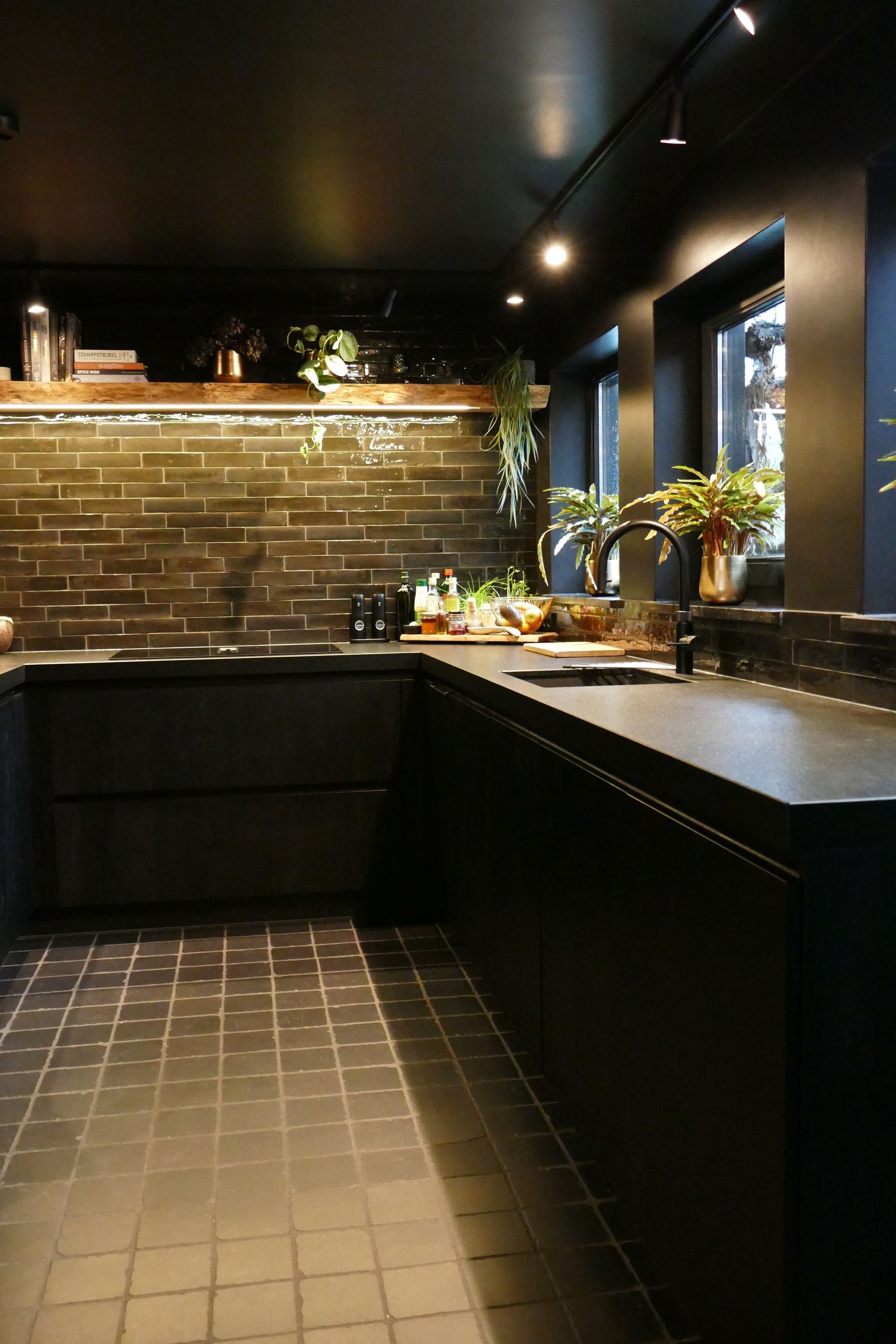 lichtplan, zwart met hout, zwart plafond, Horst aan de Maas 