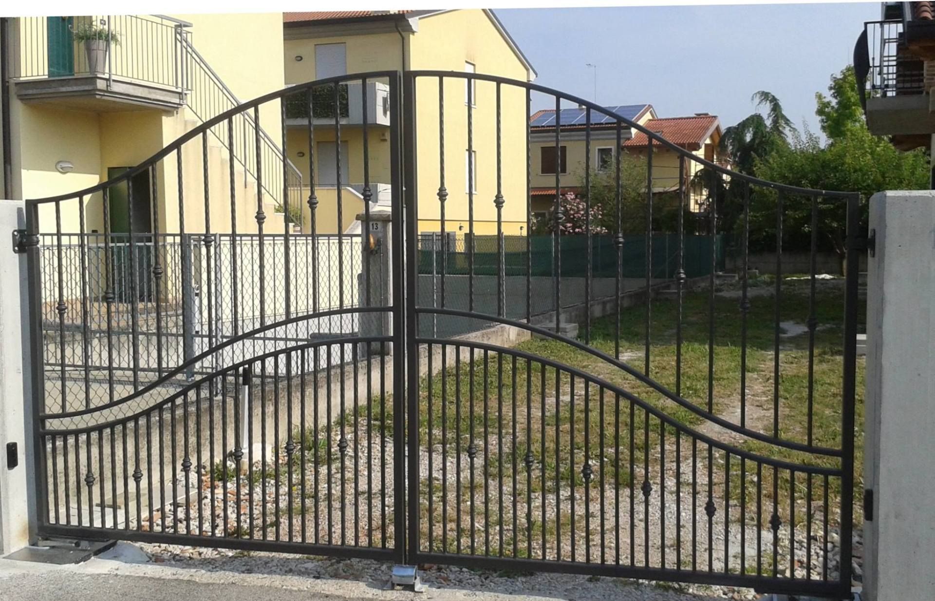 un cancello in ferro battuto nero