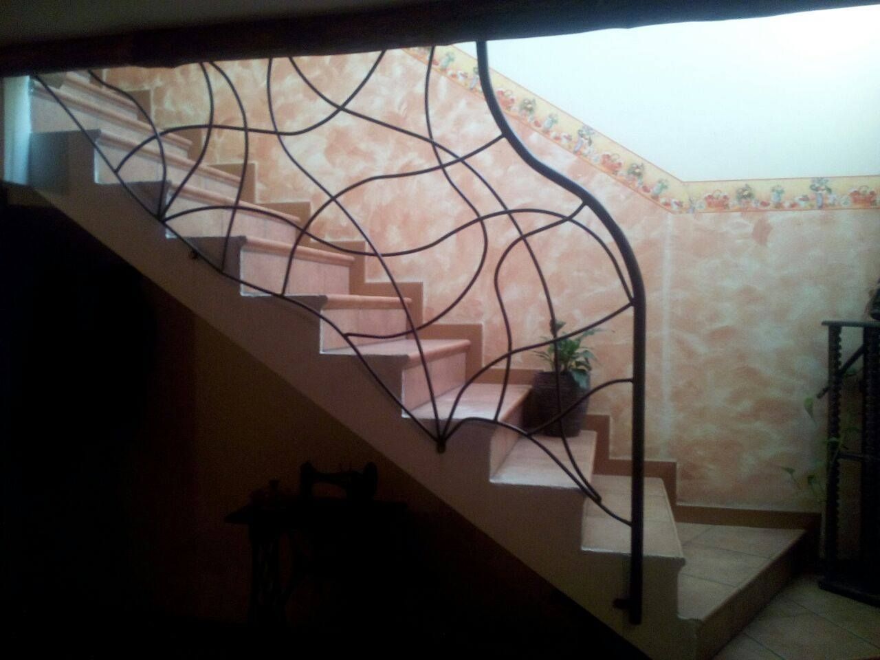 un primo piano di una scala con una ringhiera in ferro battuto