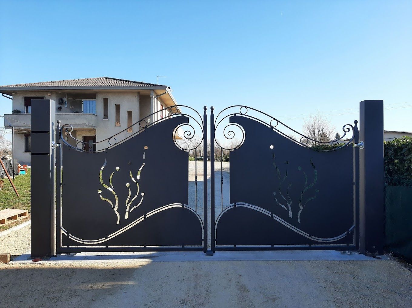 cancello in ferro battuto decorato con fiori