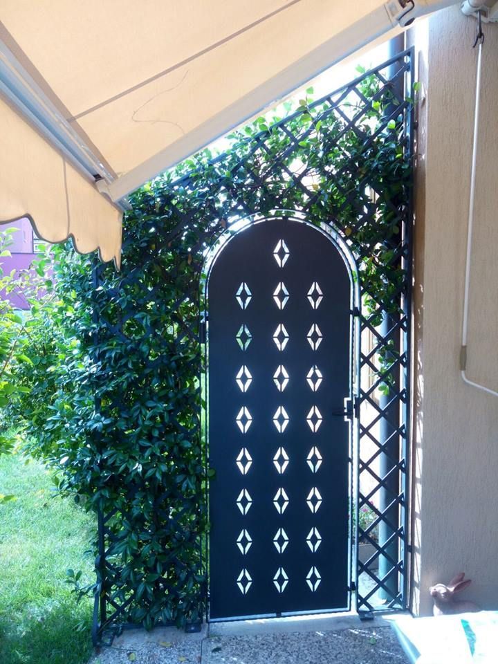 una porta nera con un motivo bianco su di esso