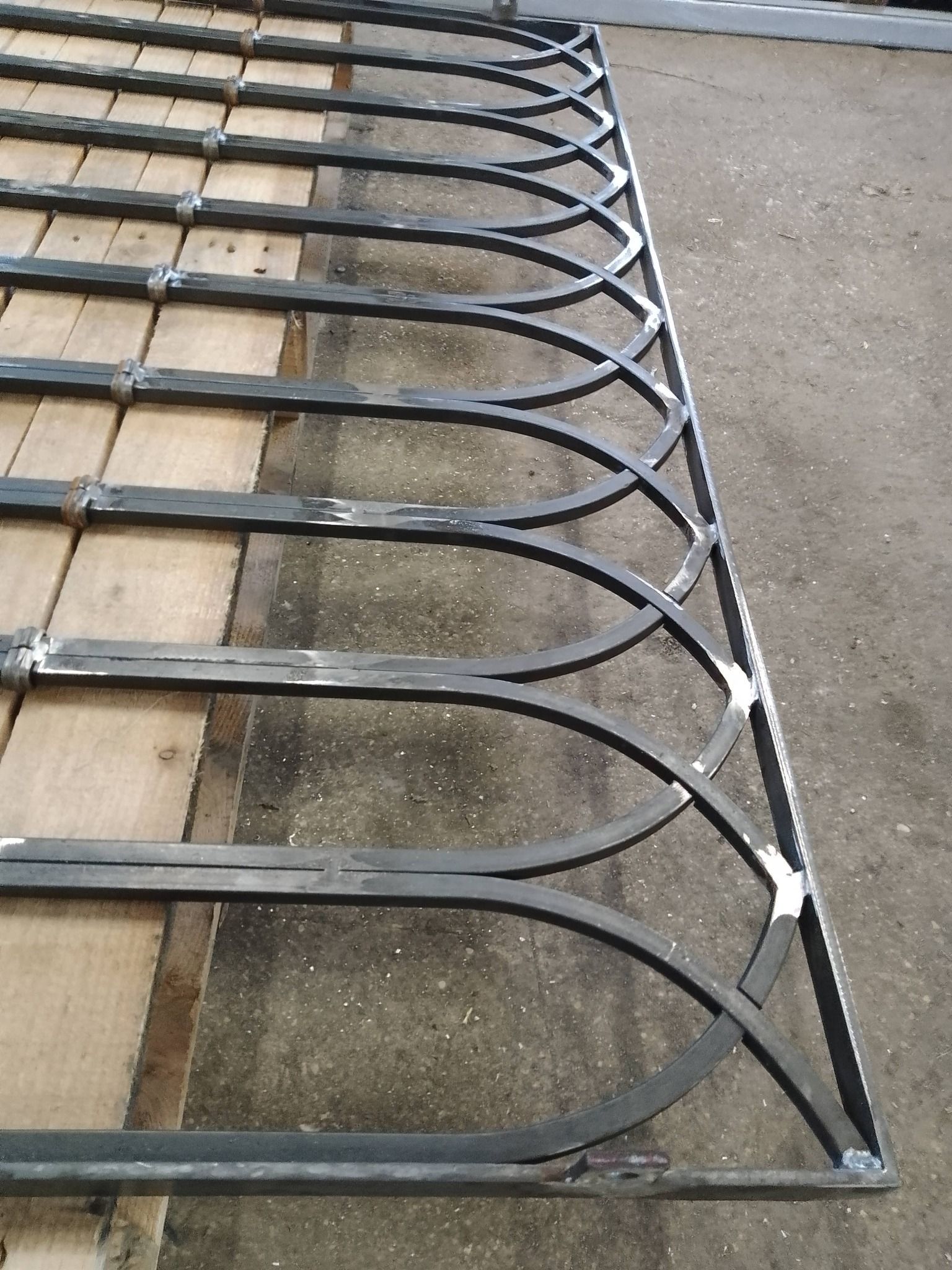 ringhiera decorata di metallo