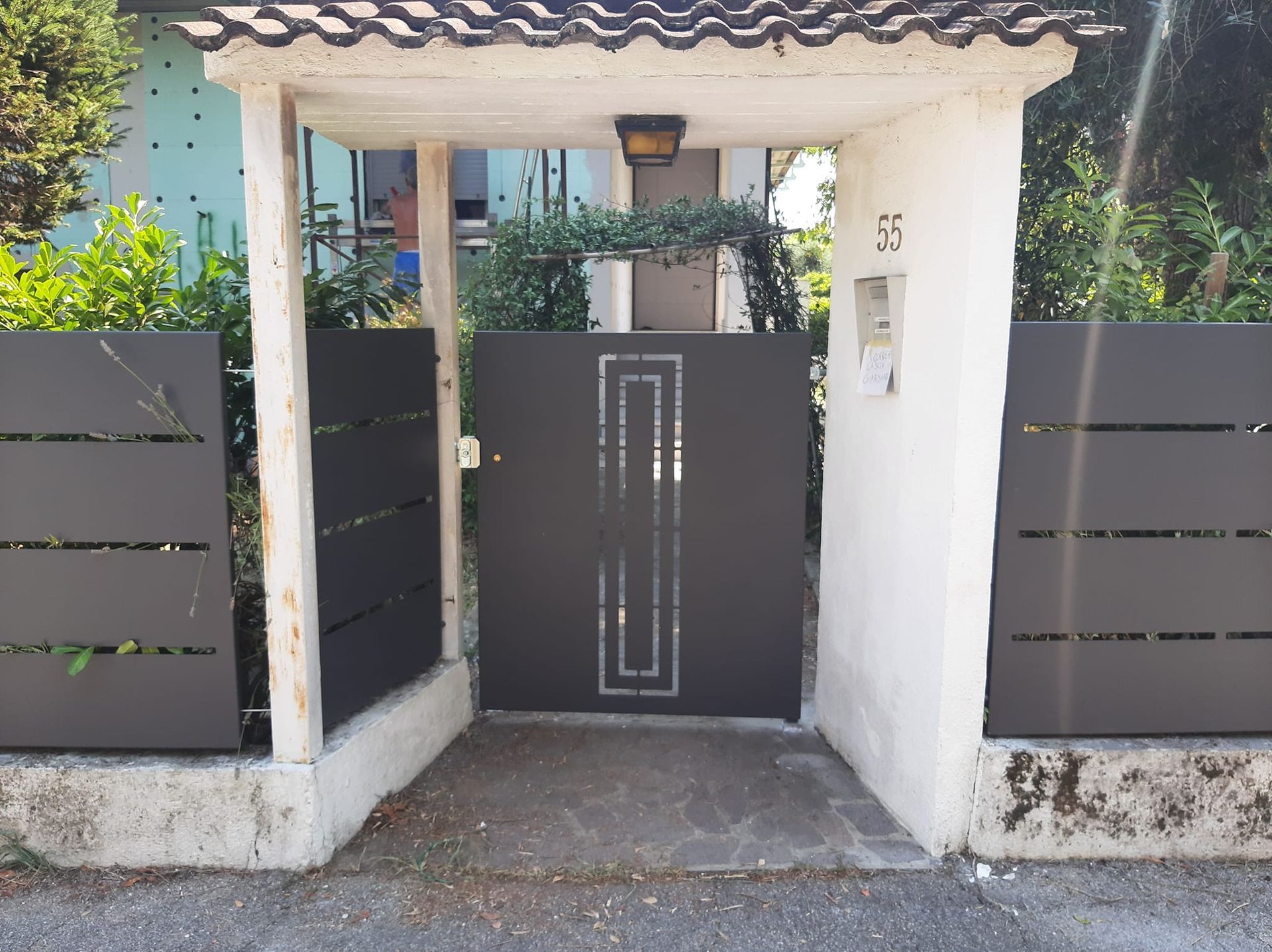 cancello in ferro grigio scuro