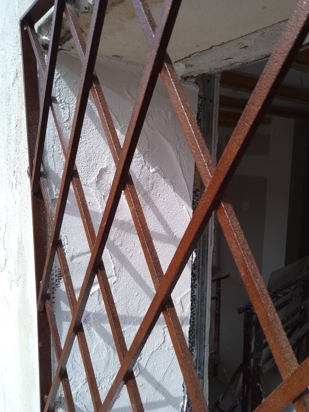 un primo piano di una grata marrone su una finestra