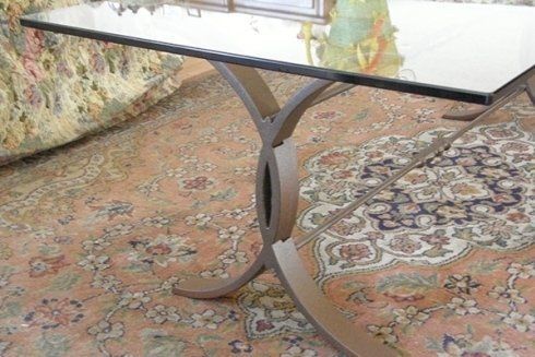 un tavolo di metallo e vetro