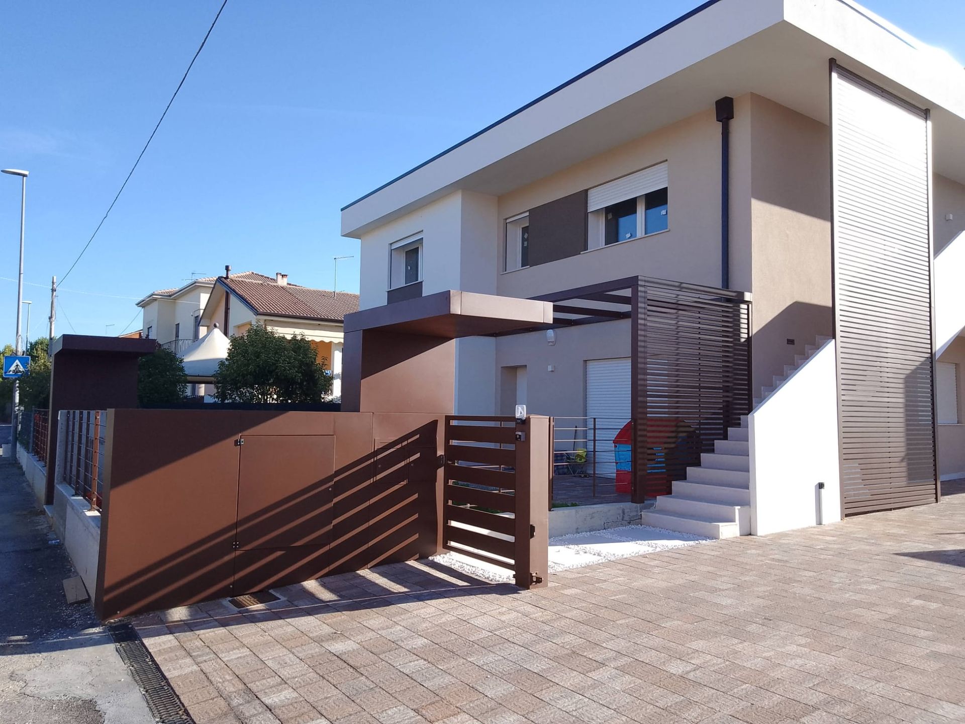 una casa bianca e marrone con una porta scorrevole