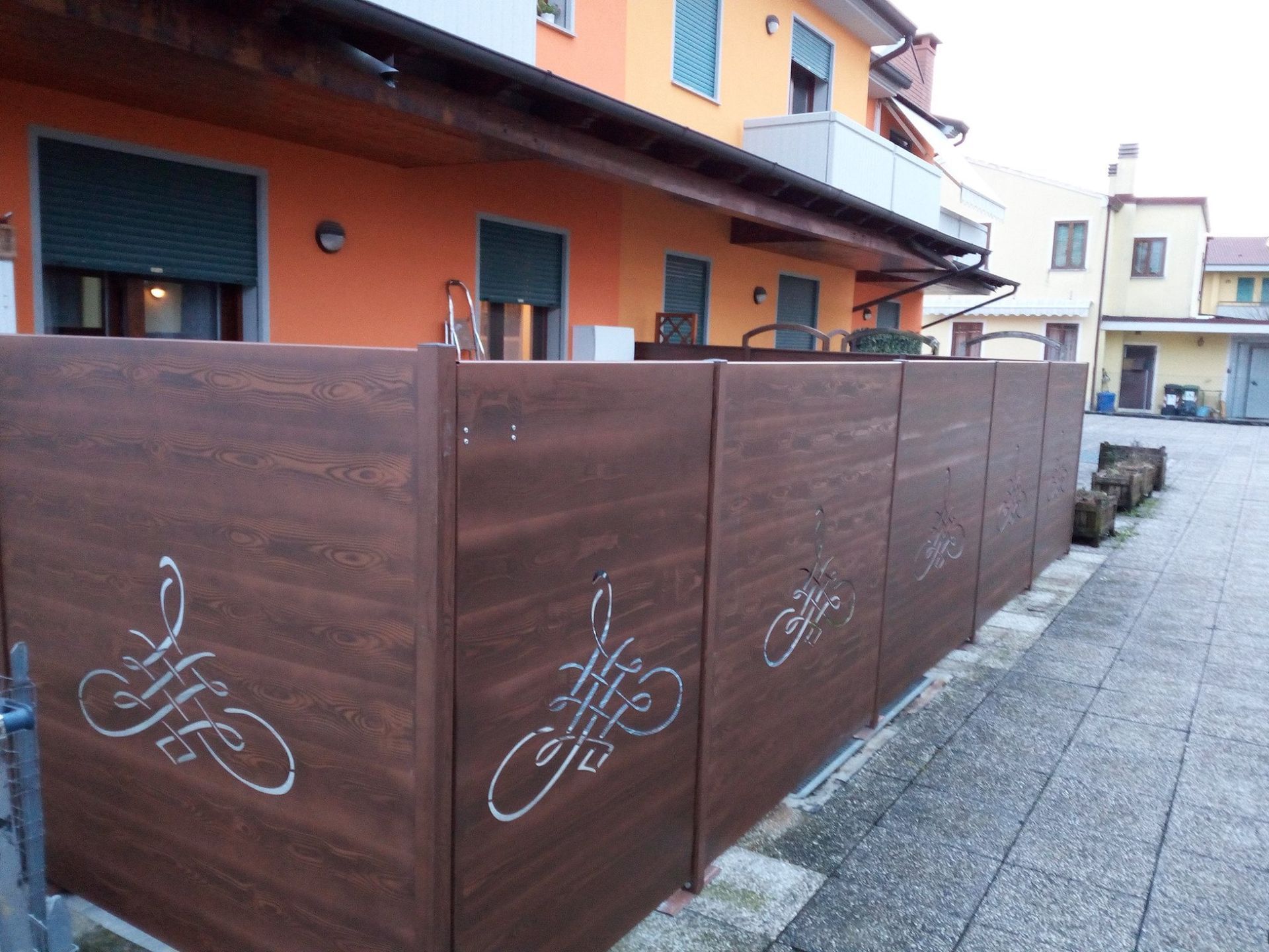 una recinzione in legno marrone